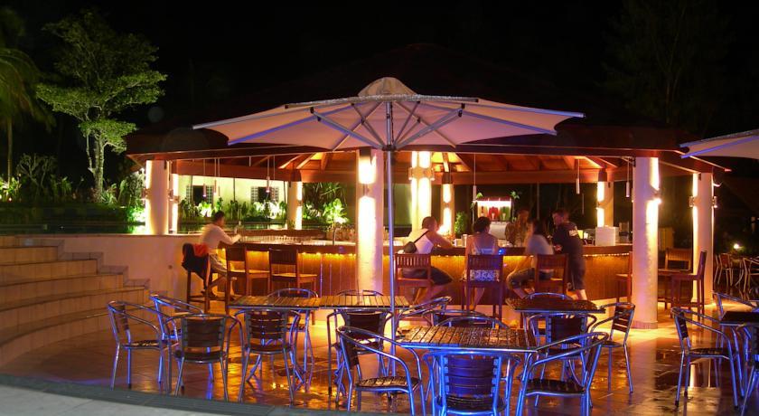 เดอะ วอริค ฟิจิ รีสอร์ต Hotel Korolevu  ภายนอก รูปภาพ The bar at the pool