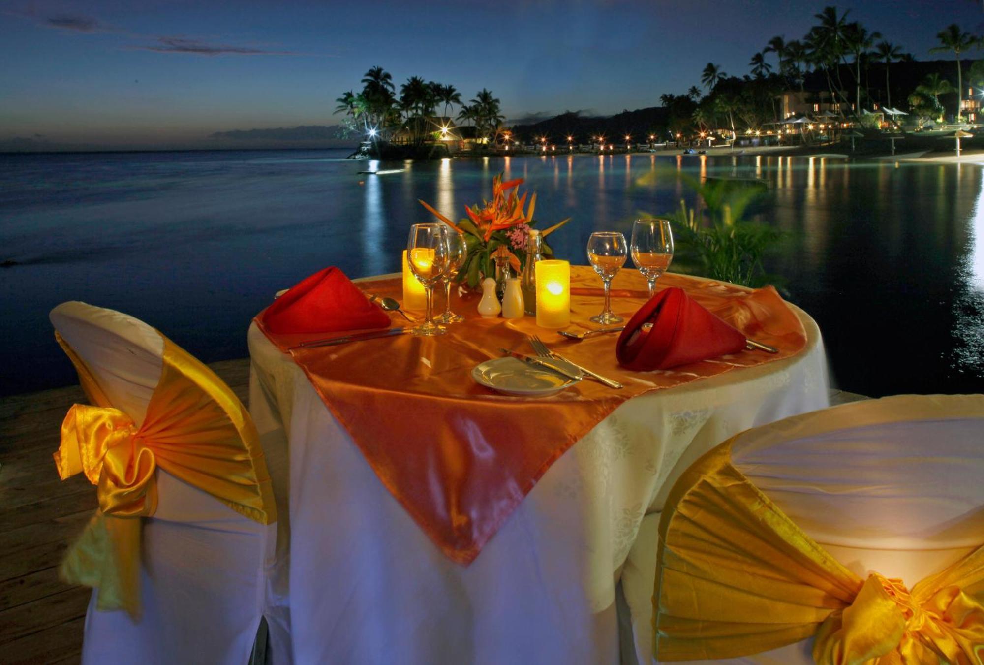 เดอะ วอริค ฟิจิ รีสอร์ต Hotel Korolevu  ภายนอก รูปภาพ A table set for dinner