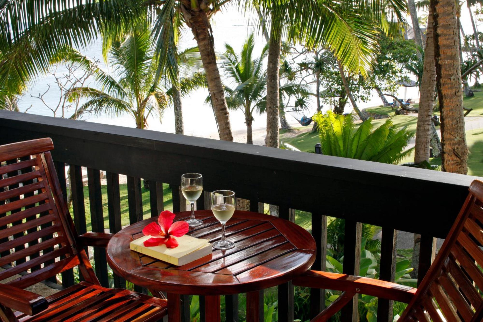 เดอะ วอริค ฟิจิ รีสอร์ต Hotel Korolevu  ภายนอก รูปภาพ A balcony at the resort