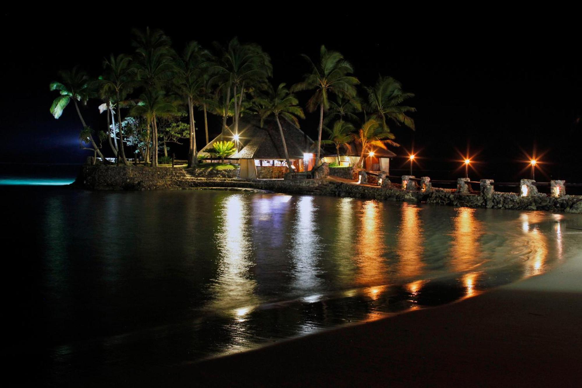 เดอะ วอริค ฟิจิ รีสอร์ต Hotel Korolevu  ภายนอก รูปภาพ Night view of the beach