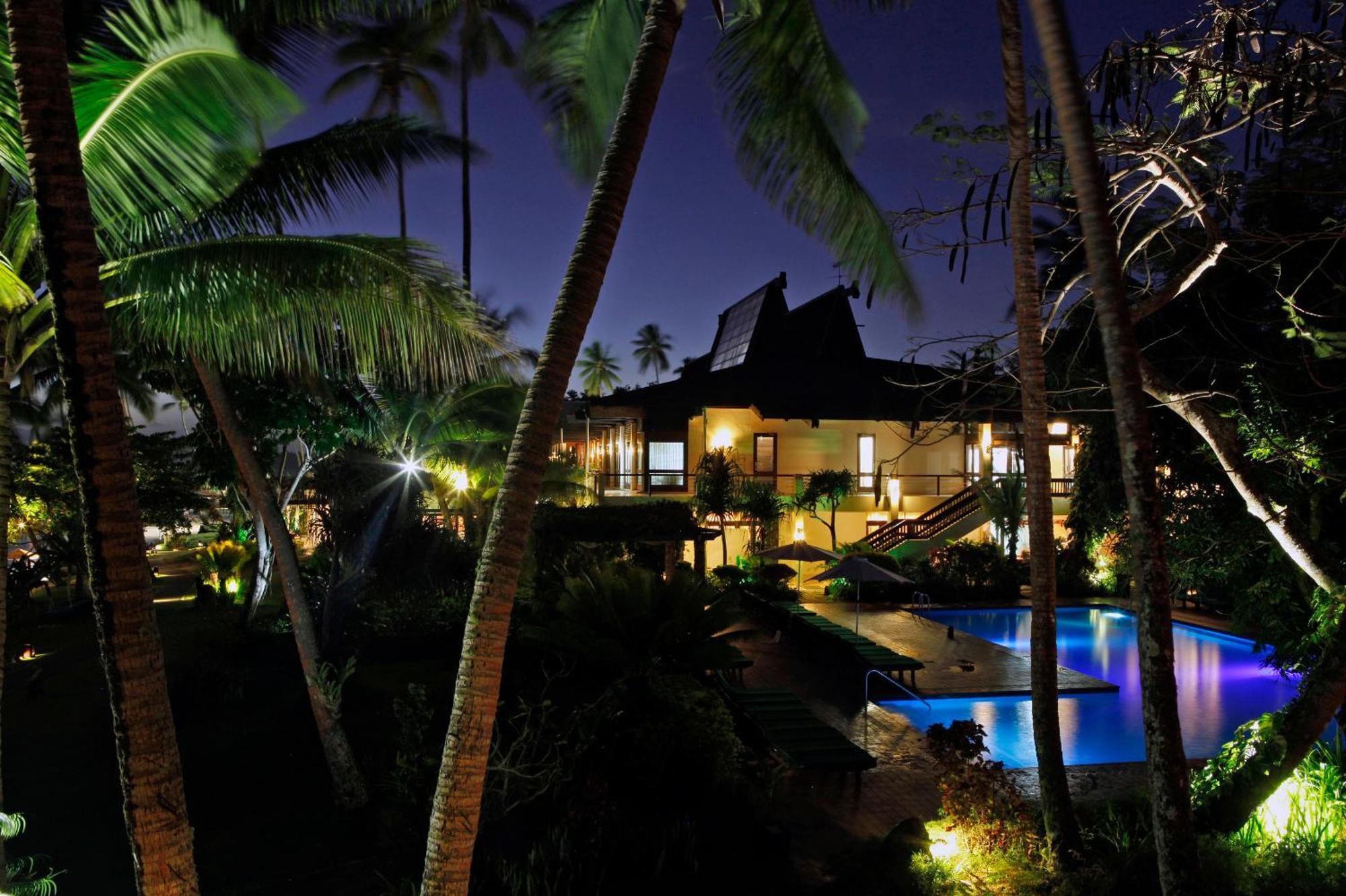 เดอะ วอริค ฟิจิ รีสอร์ต Hotel Korolevu  ภายนอก รูปภาพ The resort at night