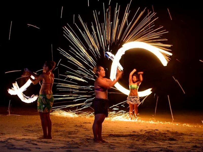 เดอะ วอริค ฟิจิ รีสอร์ต Hotel Korolevu  ภายนอก รูปภาพ Luau performers